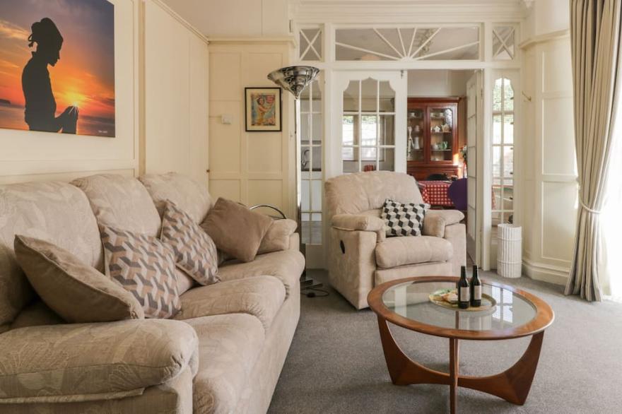 SANDY SHORE, pet friendly, character holiday cottage in Bridlington