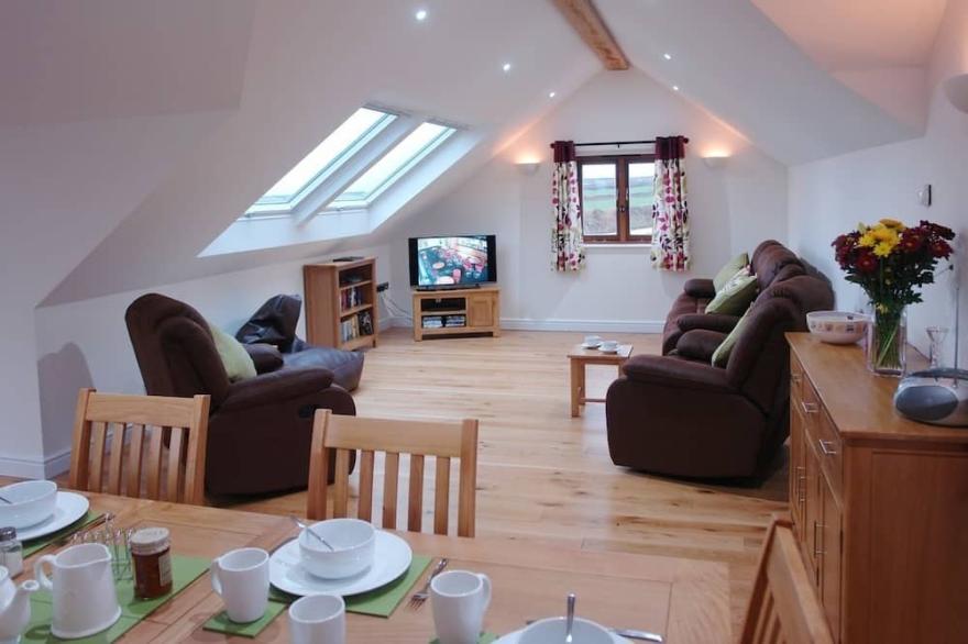 THE HAYLOFT, pet friendly, luxury holiday cottage in Breage