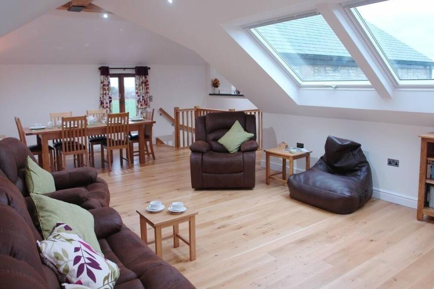 THE HAYLOFT, pet friendly, luxury holiday cottage in Breage