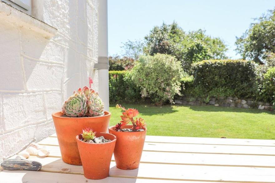 2 TRERISE COTTAGE, pet friendly, with open fire in Manaccan