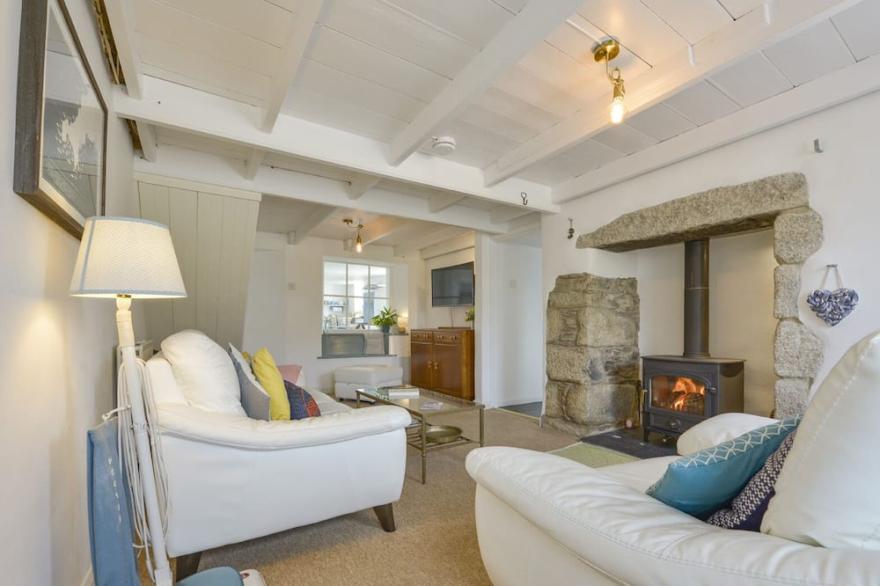 2 TRERISE COTTAGE, pet friendly, with open fire in Manaccan