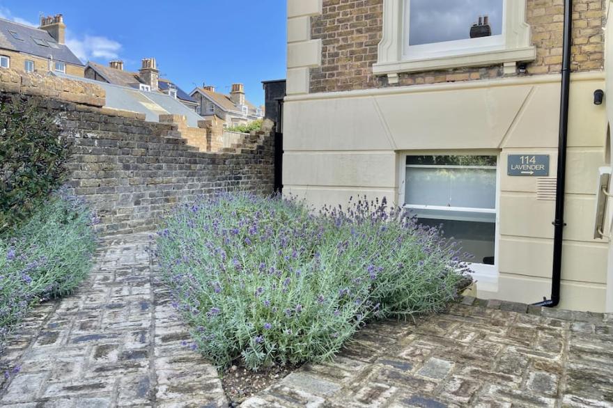 Charming, light, and bright lower ground floor apartment in Walmer