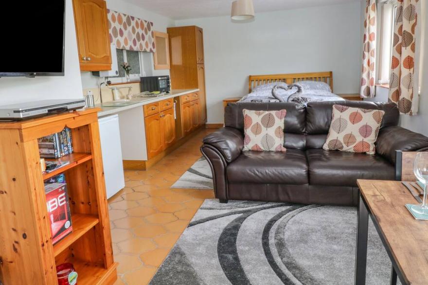 THE POOL HOUSE, romantic, country holiday cottage in Crediton