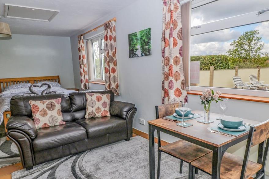THE POOL HOUSE, romantic, country holiday cottage in Crediton