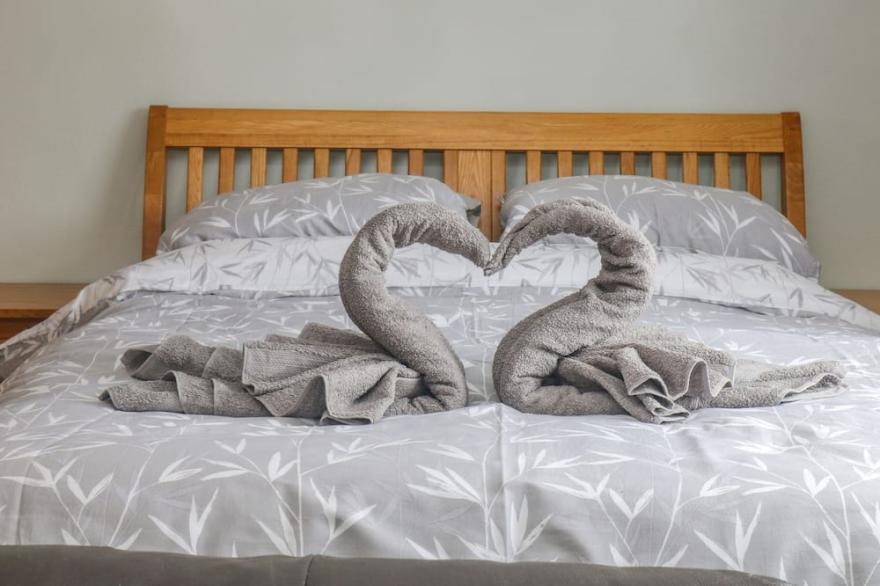 THE POOL HOUSE, romantic, country holiday cottage in Crediton