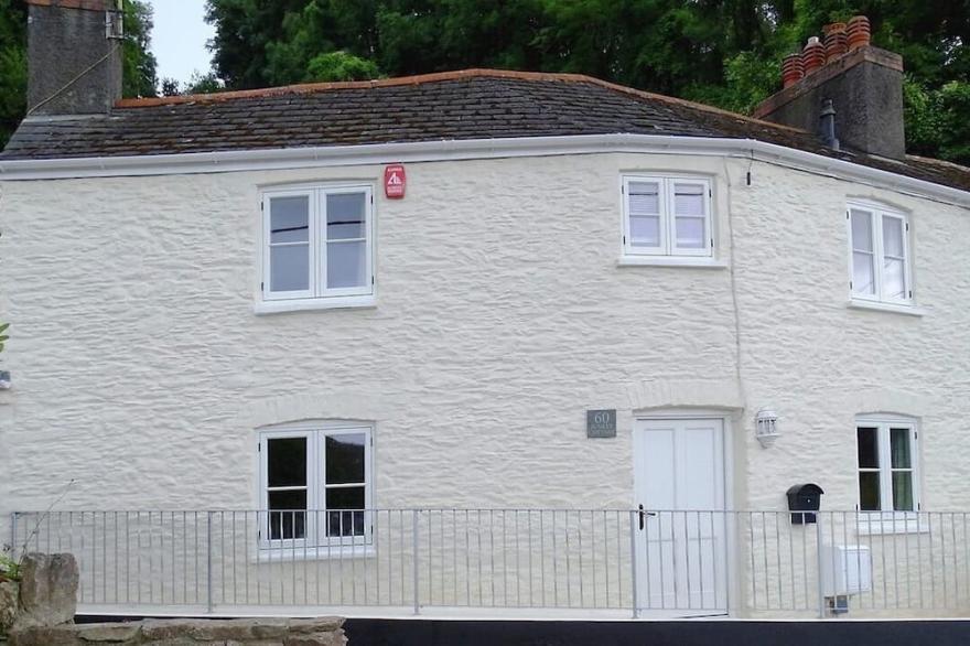 JUNKET COTTAGE, pet friendly, luxury holiday cottage in Noss Mayo