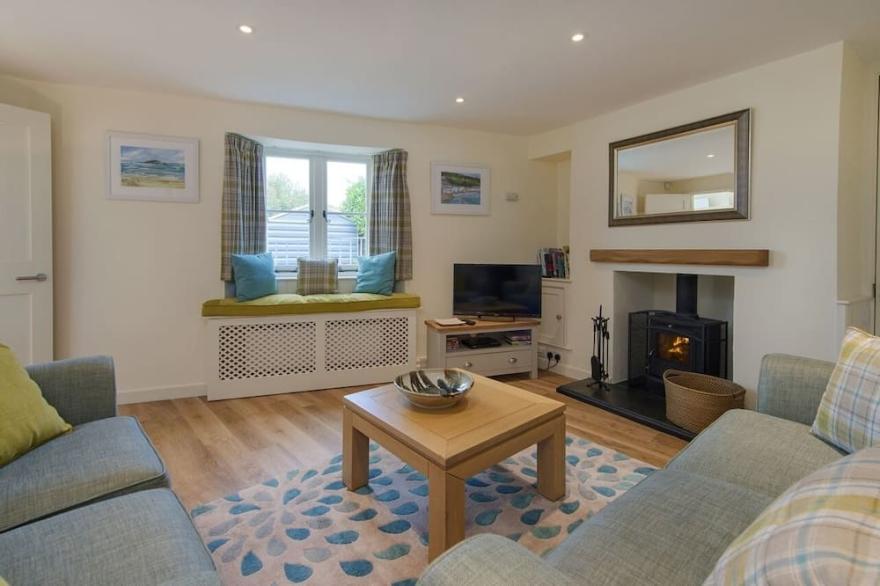 JUNKET COTTAGE, pet friendly, luxury holiday cottage in Noss Mayo