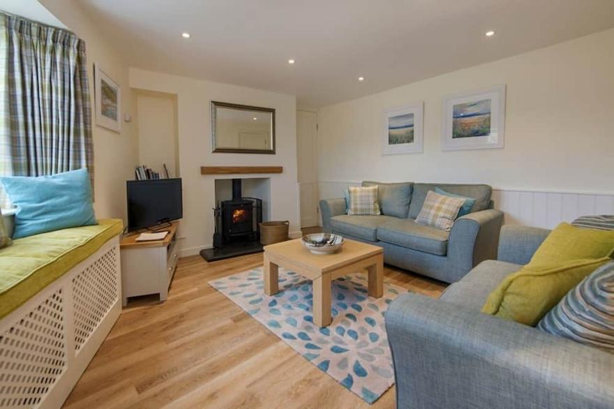 JUNKET COTTAGE, pet friendly, luxury holiday cottage in Noss Mayo