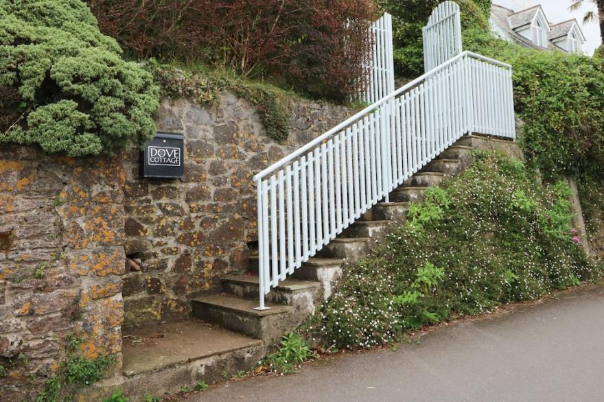 DOVE COTTAGE, family friendly, luxury holiday cottage in Dittisham