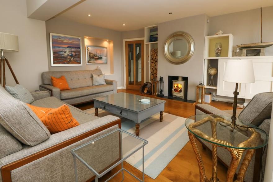 DOVE COTTAGE, family friendly, luxury holiday cottage in Dittisham