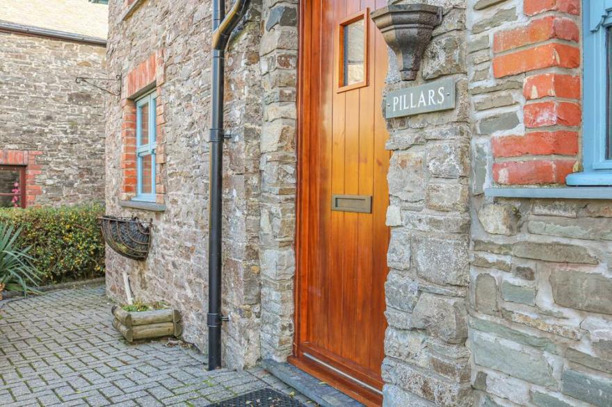 PILLARS, pet friendly, luxury holiday cottage in Heanton Punchardon