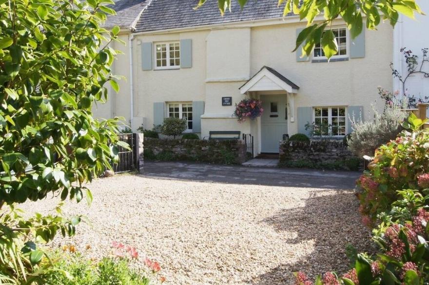 CHERRY TREE COTTAGE, pet friendly, with a garden in Noss Mayo