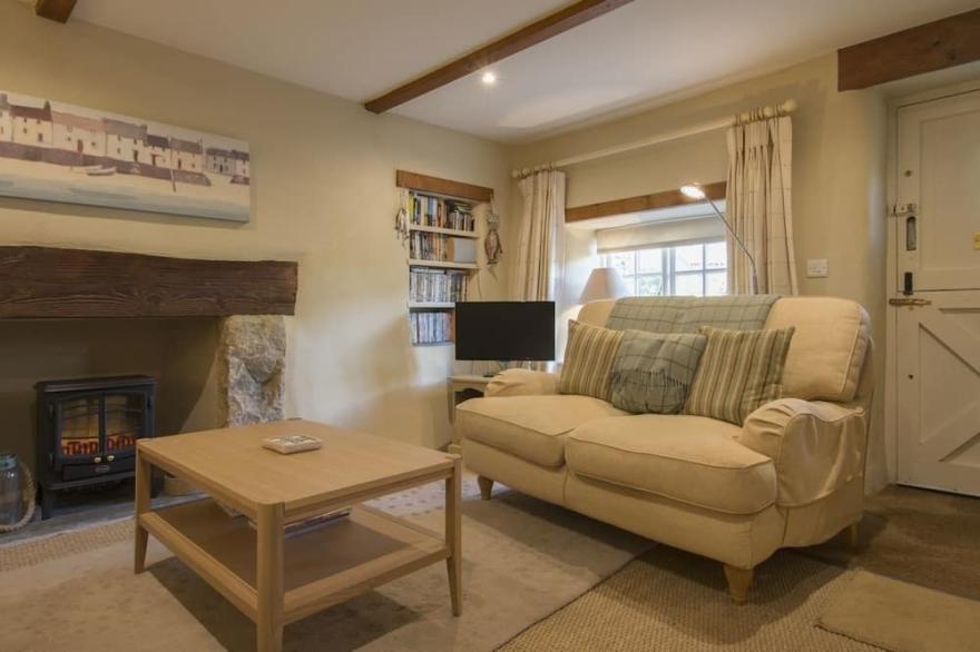 CHERRY TREE COTTAGE, pet friendly, with a garden in Noss Mayo