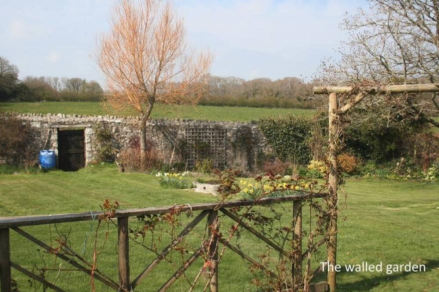 THE LINHAY, pet friendly, character holiday cottage in Throwleigh
