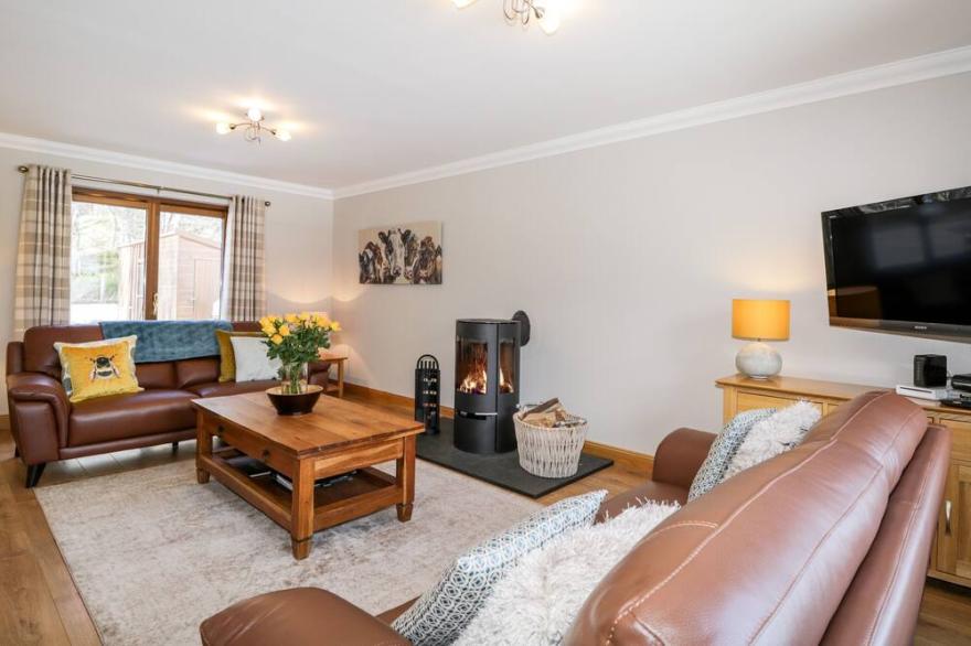 BURNSIDE HOUSE, pet friendly, character holiday cottage in Aviemore