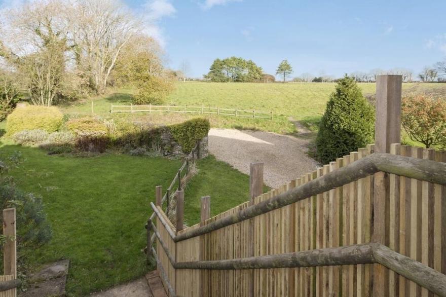 THE GALLERY, family friendly, with open fire in Aveton Gifford