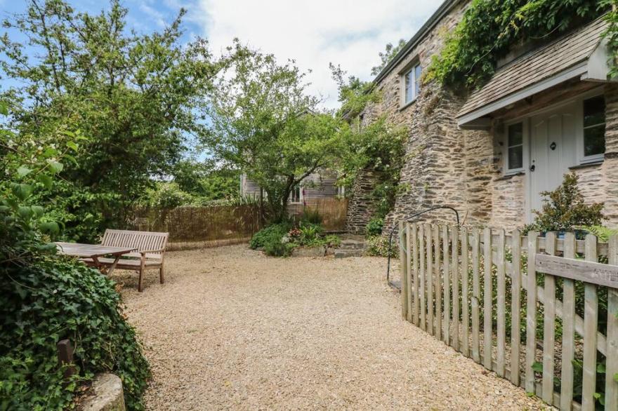 STERT MILL, pet friendly, character holiday cottage in Diptford