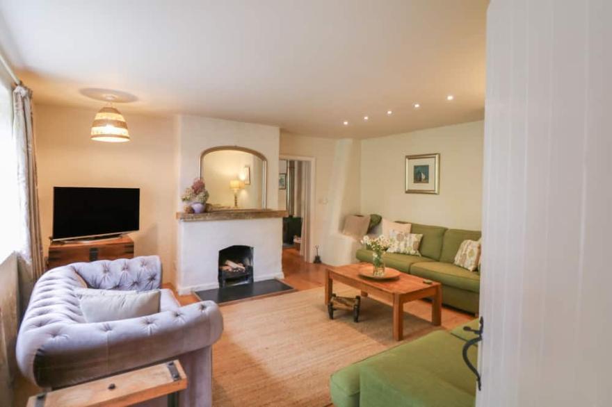STERT MILL, pet friendly, character holiday cottage in Diptford