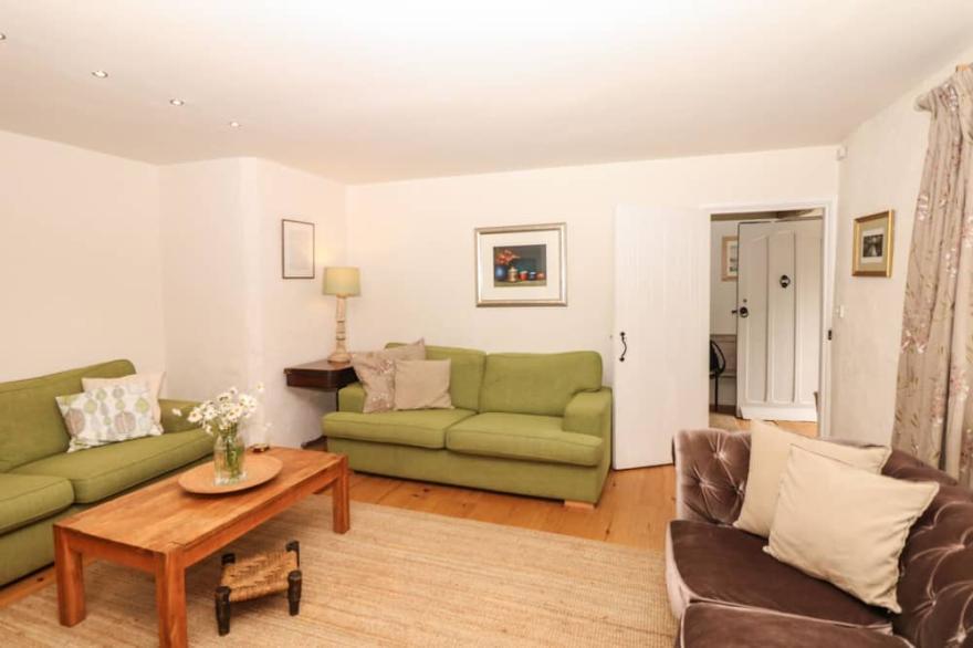 STERT MILL, pet friendly, character holiday cottage in Diptford