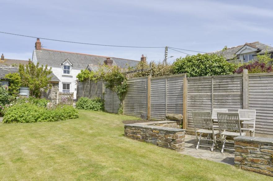 AGAR COTTAGE, pet friendly, with open fire in Trelights
