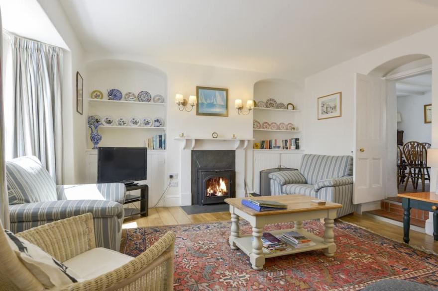 AGAR COTTAGE, pet friendly, with open fire in Trelights