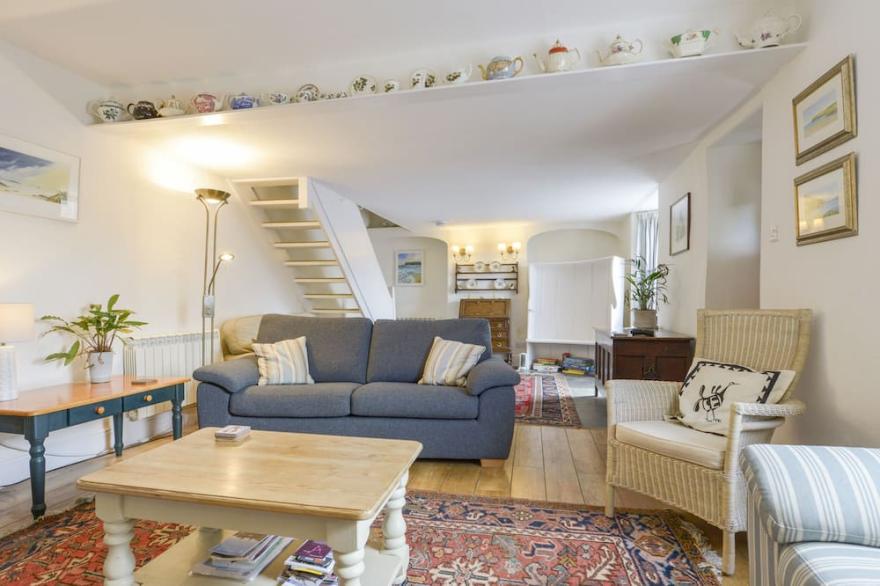 AGAR COTTAGE, pet friendly, with open fire in Trelights