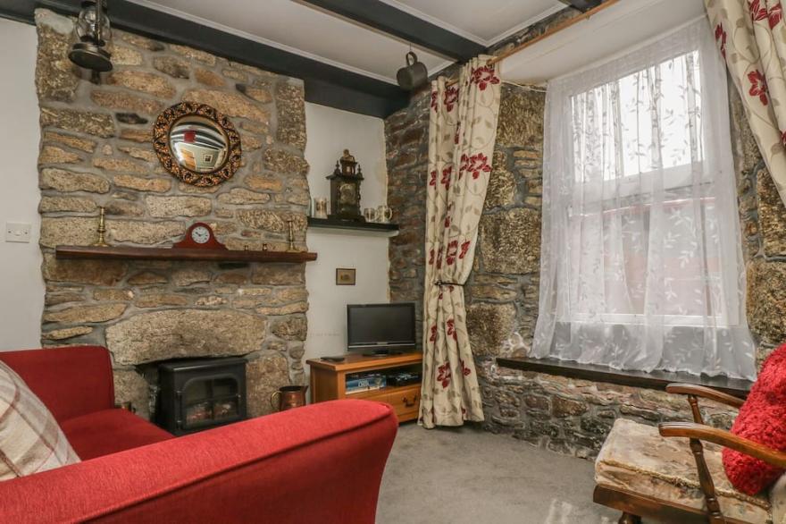 MOLLYS COTTAGE, pet friendly, country holiday cottage in St Just