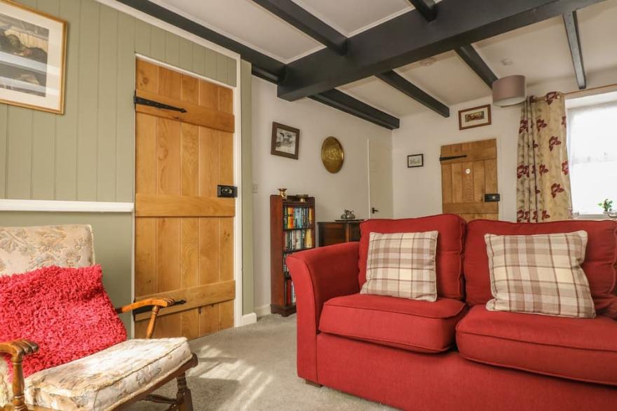 MOLLYS COTTAGE, pet friendly, country holiday cottage in St Just