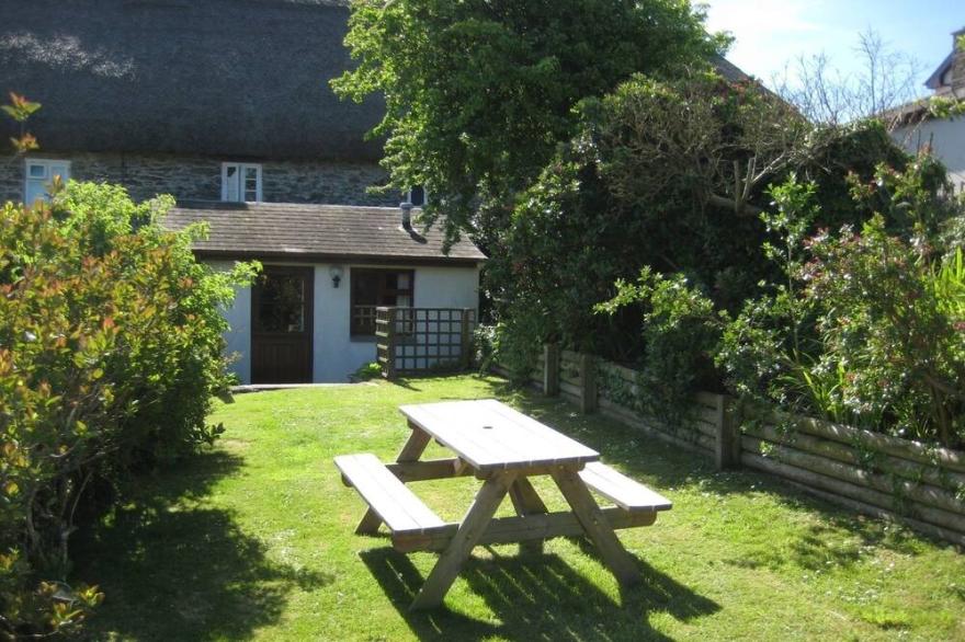 VINE COTTAGE, pet friendly, character holiday cottage in East Prawle