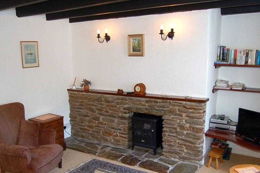 VINE COTTAGE, pet friendly, character holiday cottage in East Prawle