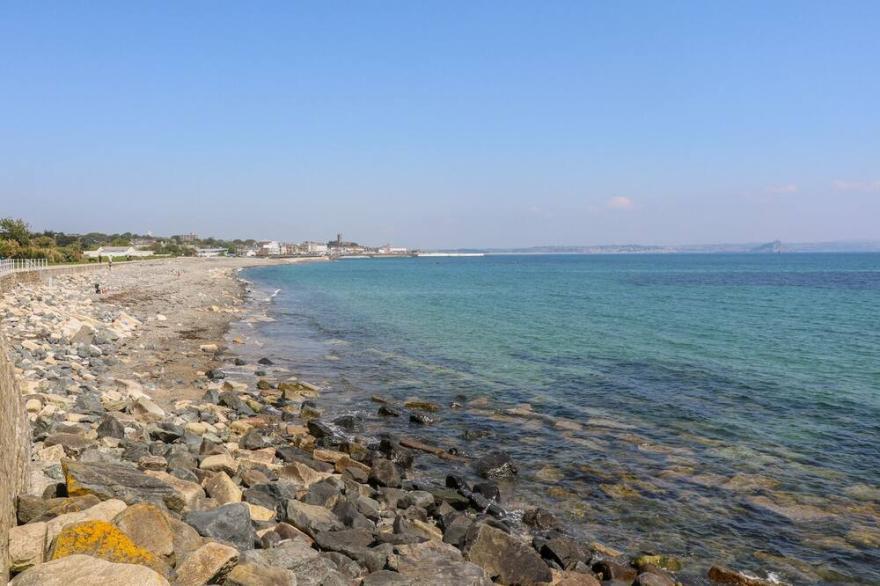 3 TRUNGLE COTTAGES, pet friendly, with open fire in Mousehole