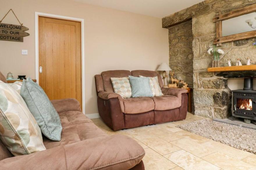 3 TRUNGLE COTTAGES, pet friendly, with open fire in Mousehole