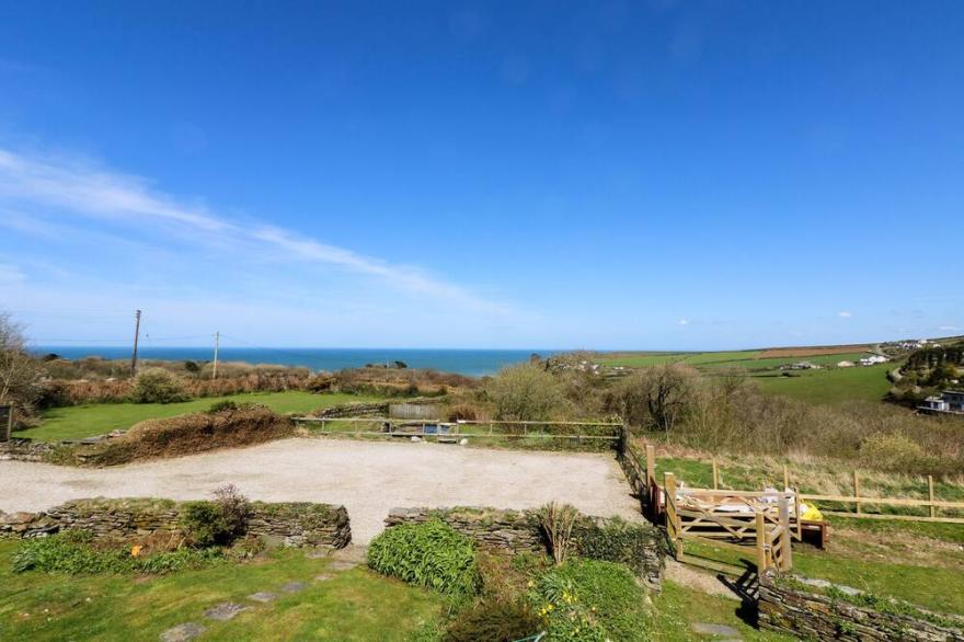 ATLANTIC VIEW, family friendly, character holiday cottage in Tintagel
