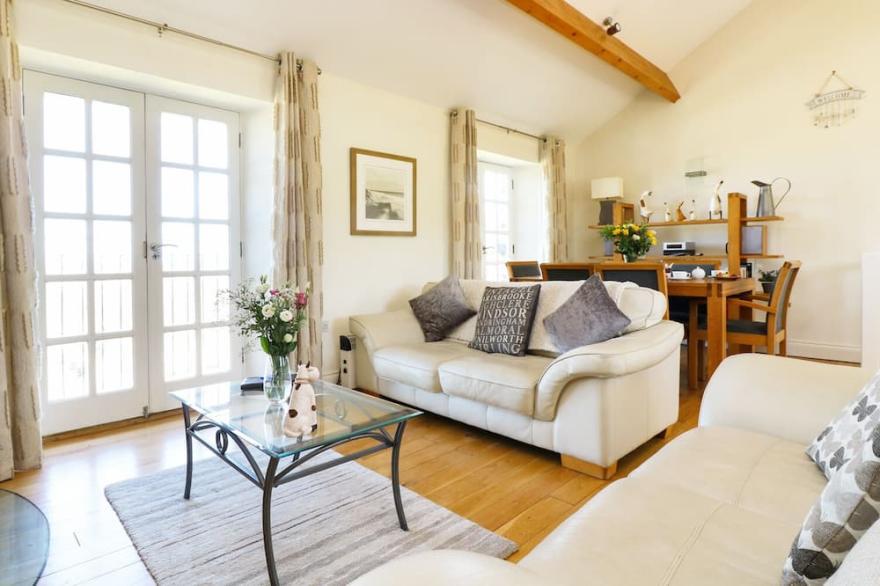 ATLANTIC VIEW, family friendly, character holiday cottage in Tintagel