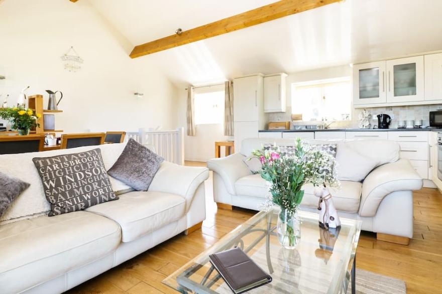 ATLANTIC VIEW, family friendly, character holiday cottage in Tintagel