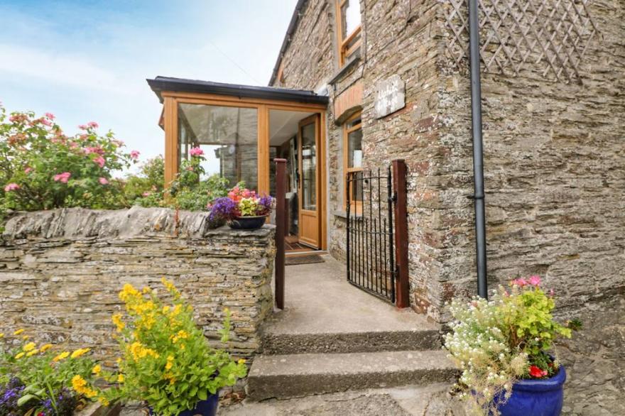 UPHILL COTTAGE, pet friendly, country holiday cottage in Penrose