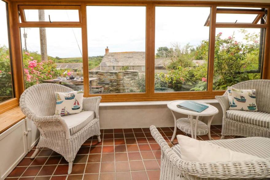 UPHILL COTTAGE, pet friendly, country holiday cottage in Penrose