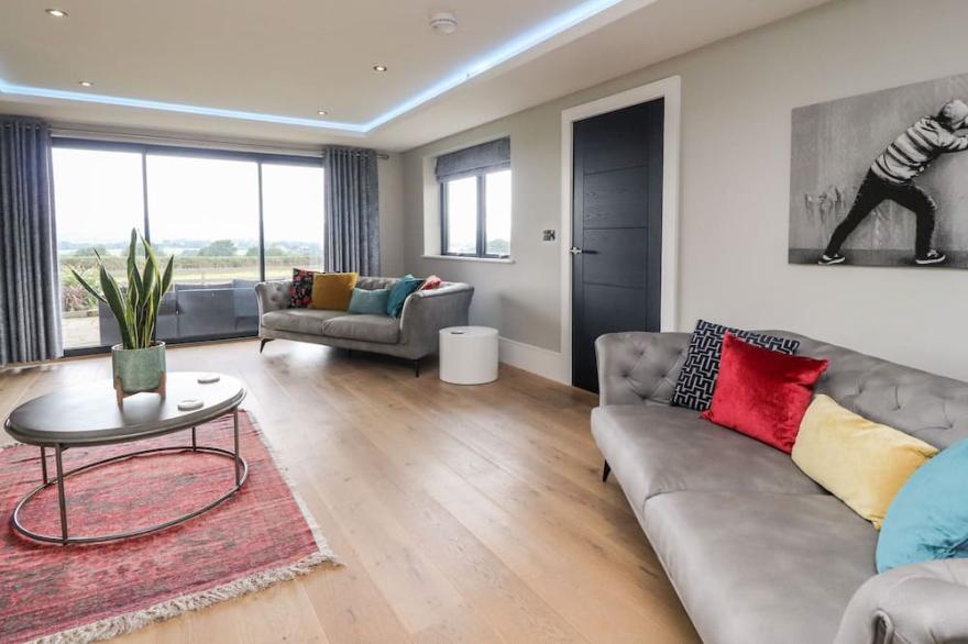 DEWHURST HOUSE, family friendly, with hot tub in Langho, Lancashire