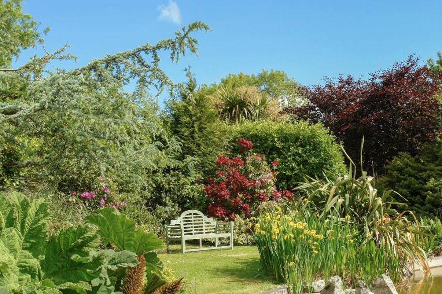 CHARLTON LODGE, family friendly, with open fire in Mawnan Smith