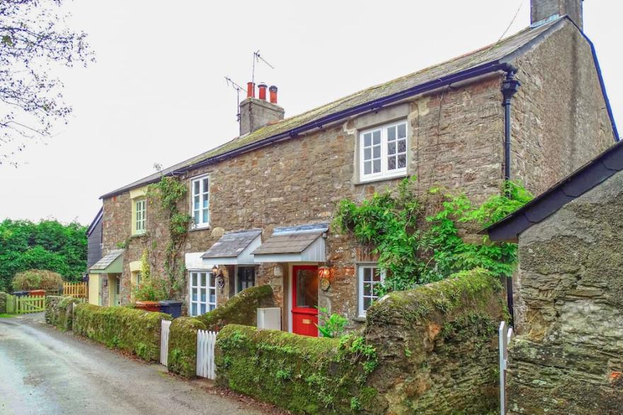 1 GABBERWELL COTTAGES, pet friendly, with open fire in Kingston