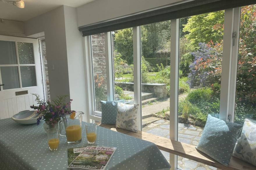 RIBBY FARMHOUSE, family friendly, character holiday cottage in Lerryn