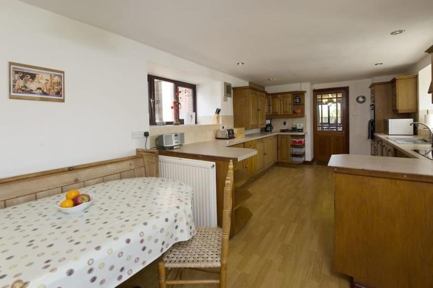 VALLEY HOUSE, family friendly, country holiday cottage in Halberton