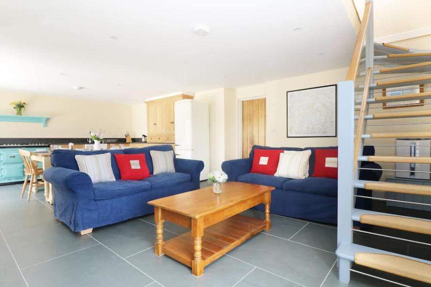 DOZMARY POOL BARN, pet friendly, country holiday cottage in Altarnun