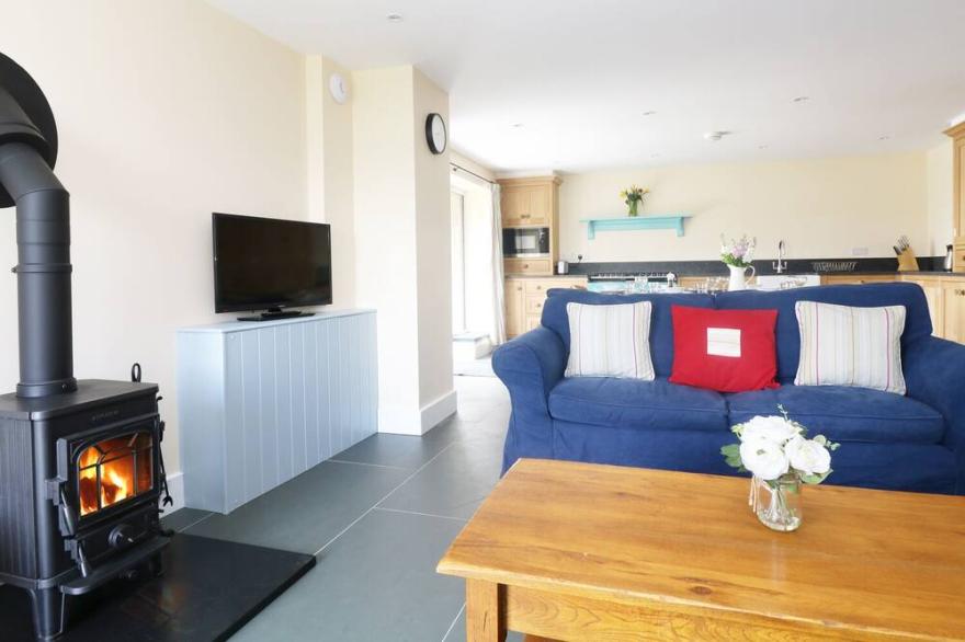 DOZMARY POOL BARN, pet friendly, country holiday cottage in Altarnun