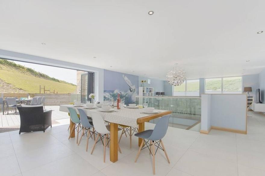 5 BEACHDOWN, pet friendly, luxury holiday cottage in Challaborough