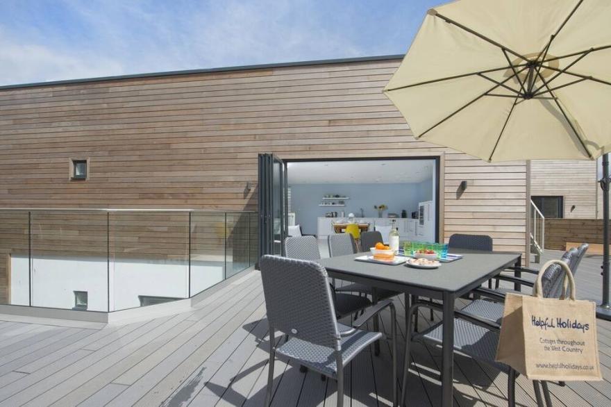 5 BEACHDOWN, pet friendly, luxury holiday cottage in Challaborough