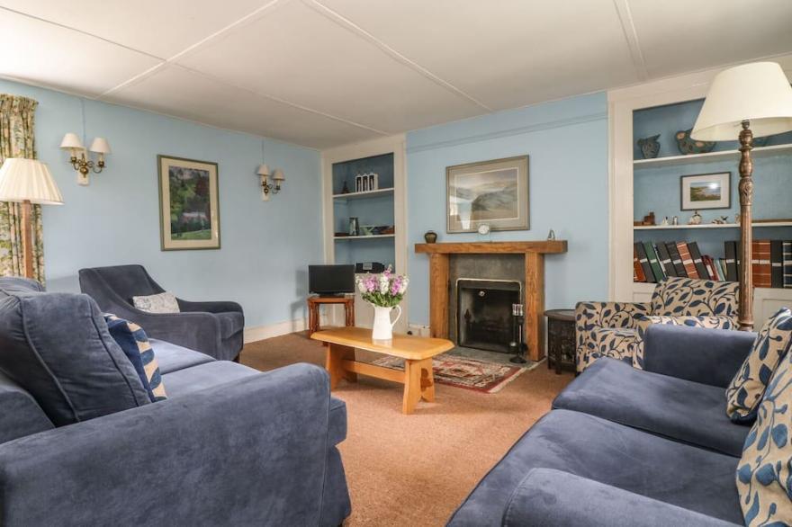 POLCREEK FARMHOUSE, pet friendly, with open fire in Veryan