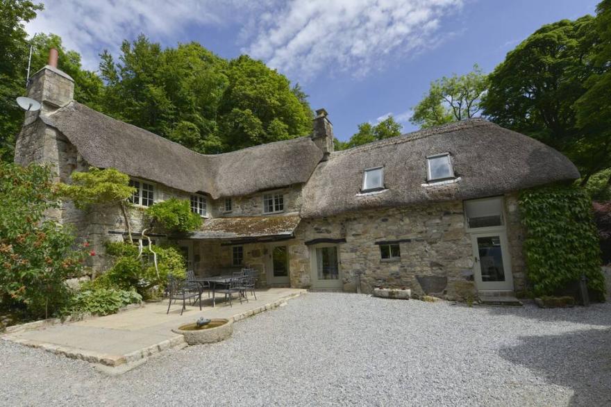 BAGTOR MILL, pet friendly, character holiday cottage in Ilsington
