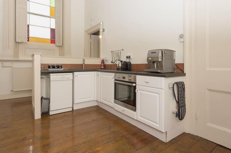 THE MUSIC ROOM, romantic, luxury holiday cottage in Aveton Gifford
