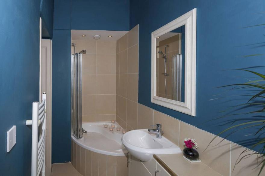 THE MUSIC ROOM, romantic, luxury holiday cottage in Aveton Gifford